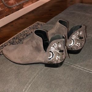 Never before worn Kenneth Cole Low Cut Boots